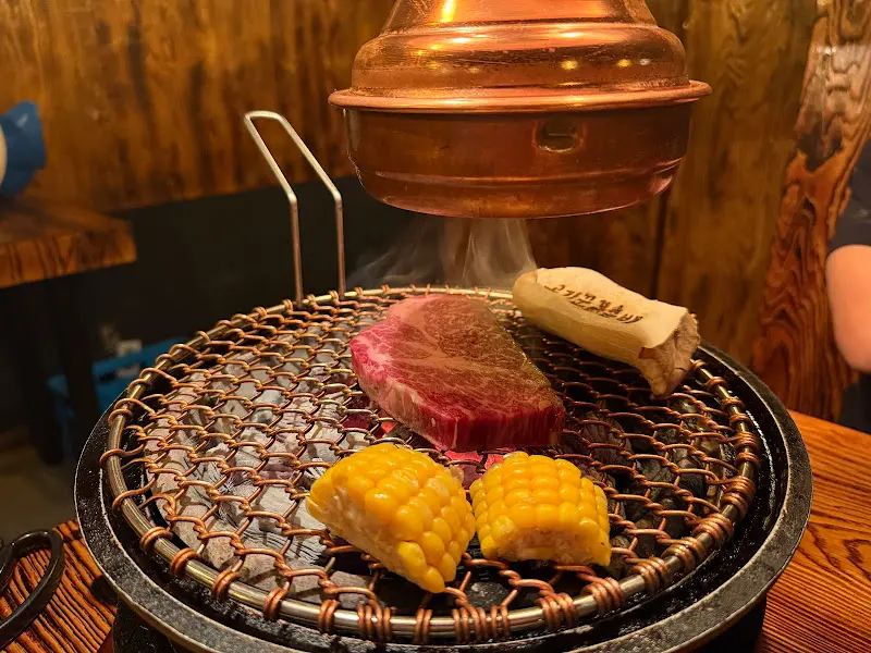 숯불에 구워지는 고기