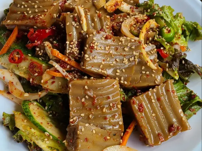 산이네수라상 도토리묵 무침 모습