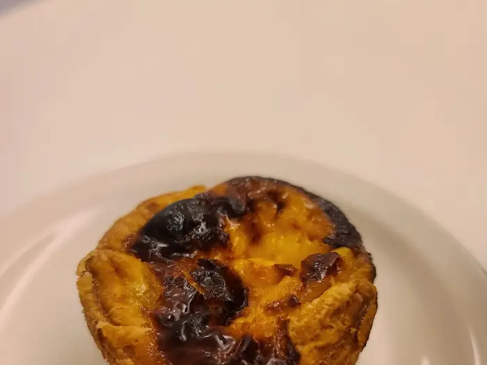 접시에 담긴 에그 타르트 단면