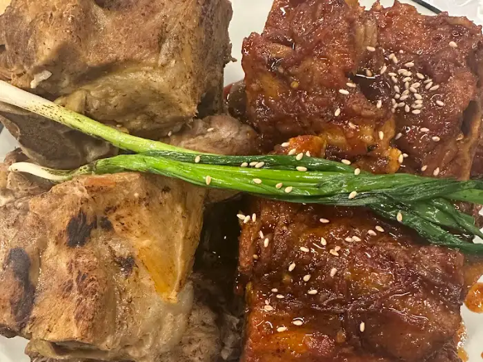 양념 뼈구이와 소금 뼈구이 접사