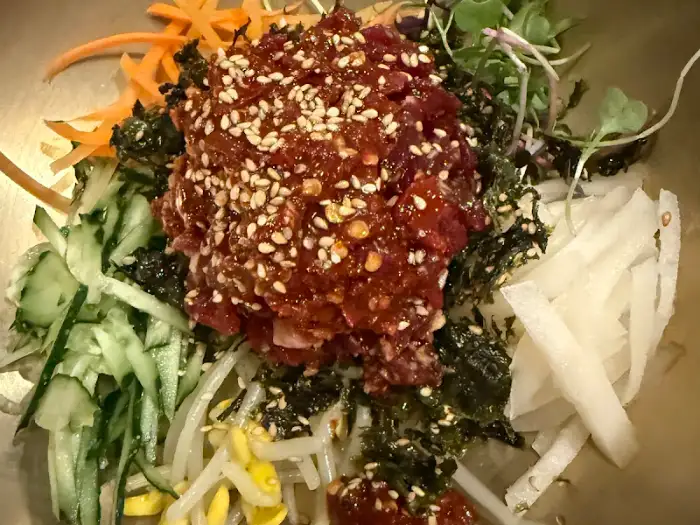 채소와 양념된 고기가 올라간 비빔밥