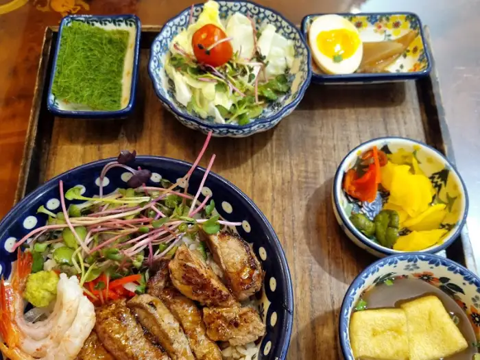 스테이크와 새우가 곁들여진 덮밥