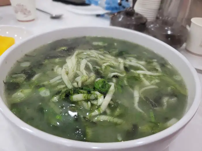 접시에 담긴 만두와 김치, 단무지