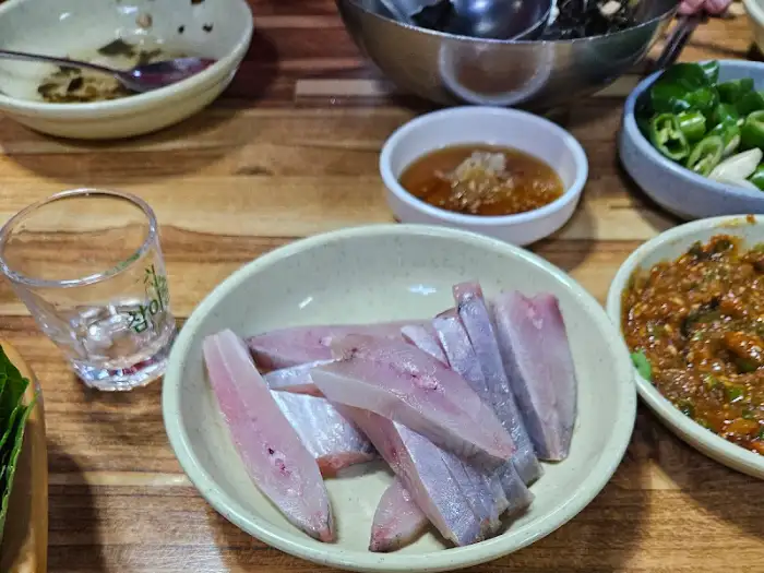 회 접시와 곁들임