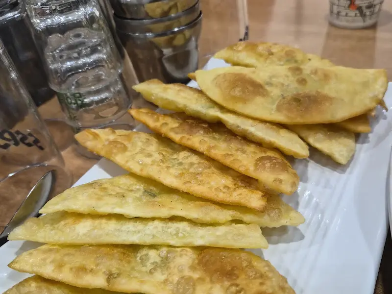 테이블 위에 놓인 납작만두