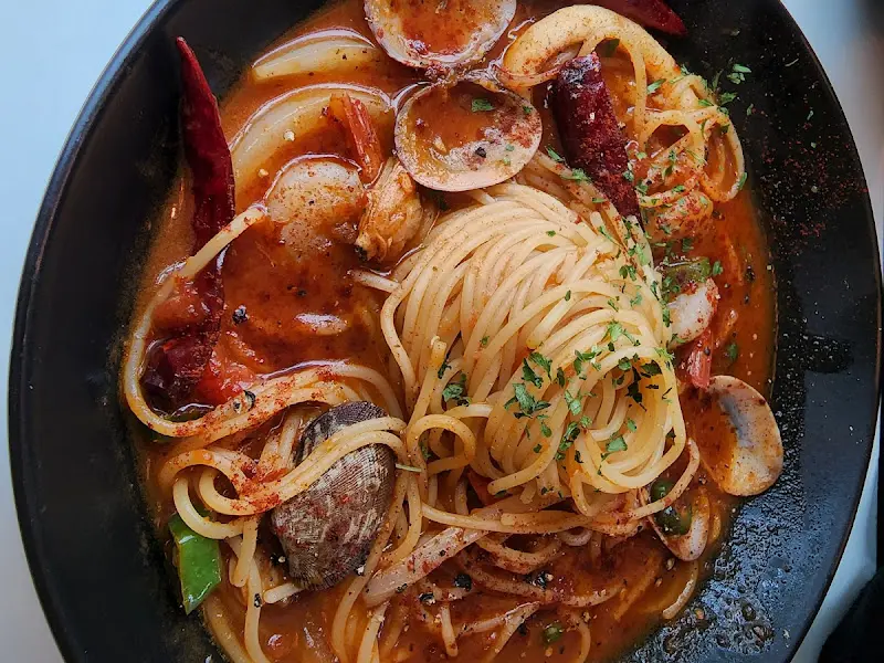 해산물이 가득한 빼쉐 파스타