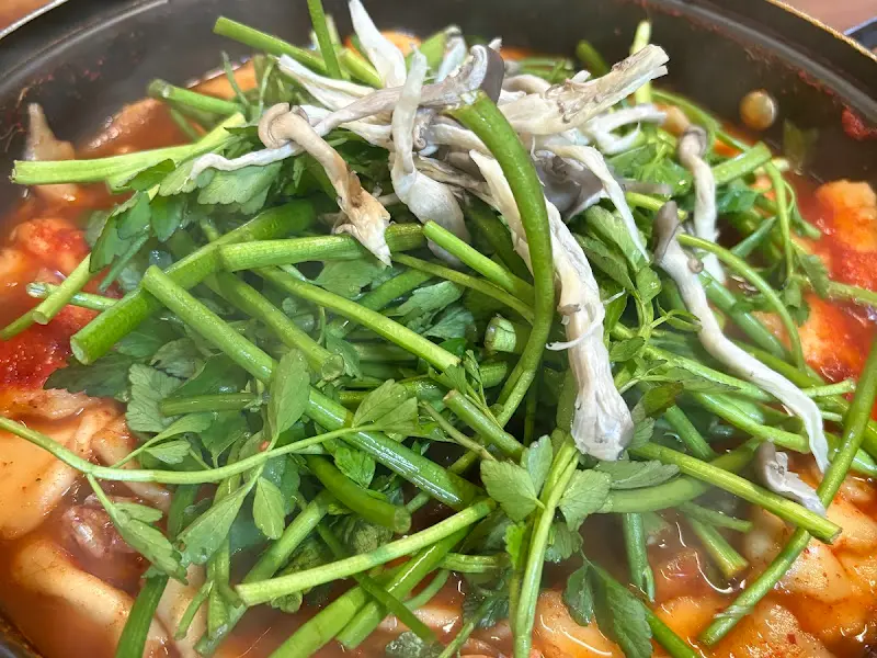 싱싱한 채소가 듬뿍 올라간 어죽