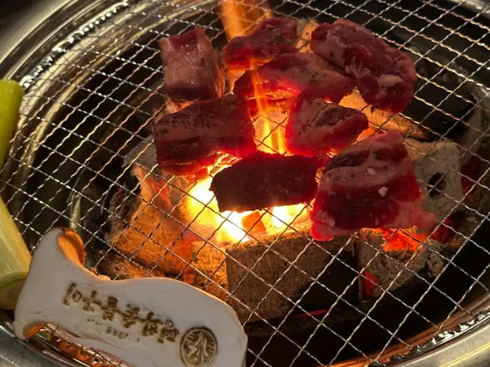 숯불 위에 올려져 맛있게 익어가는 갈비살