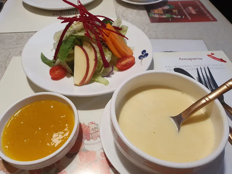 샐러드와 콘 수프