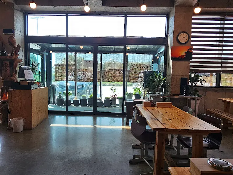 맘맘 국밥의 깔끔한 내부