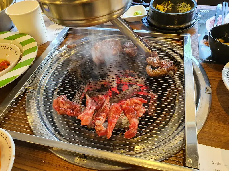 숯불 위에서 구워지는 양념갈비