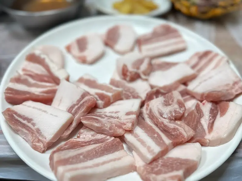 접시에 담긴 먹음직스러운 삼겹살