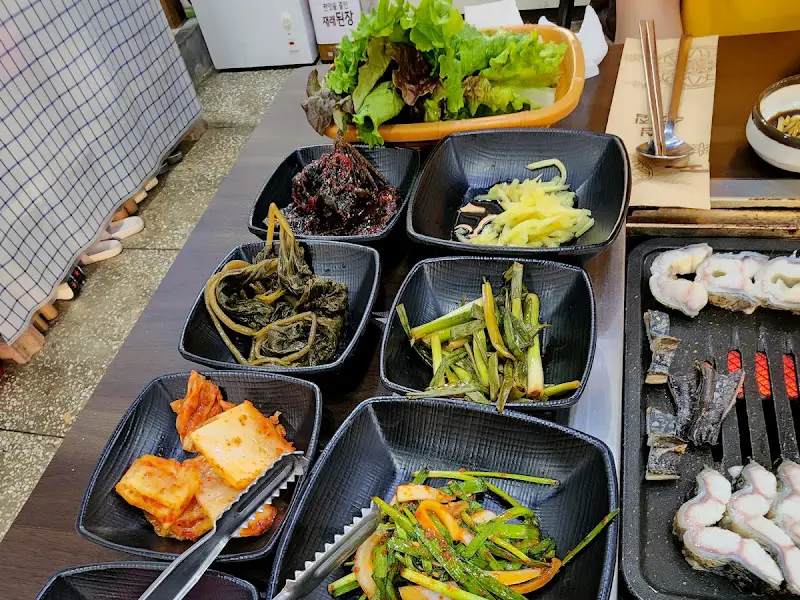 푸짐하게 차려진 밑반찬