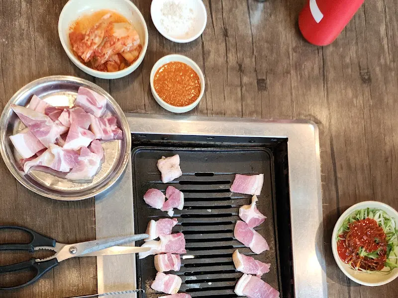 불판 위에 올려진 생고기와 김치