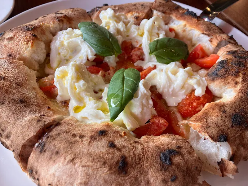 부드러운 치즈와 신선한 토마토가 어우러진 피자