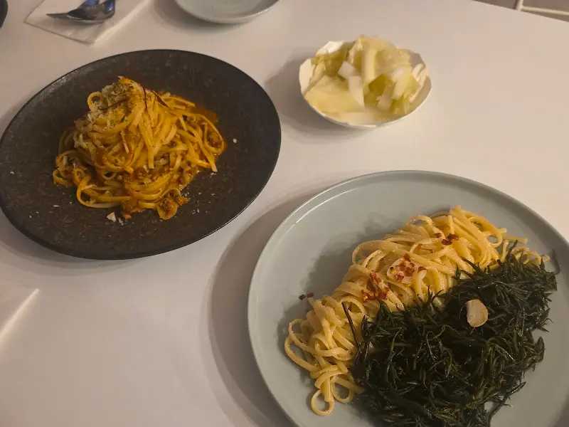 테이블 위에 놓인 파스타