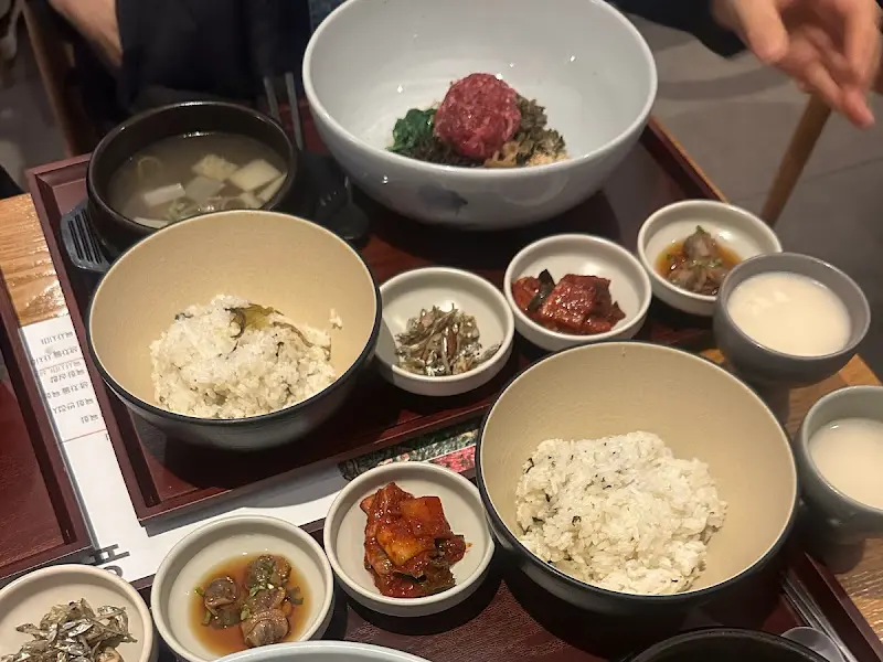 육회비빔밥과 함께 제공되는 다양한 반찬들