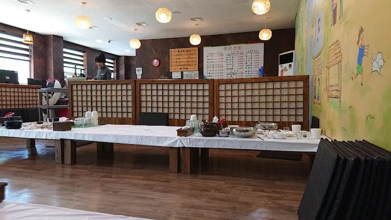 넓고 깔끔한 식당 내부