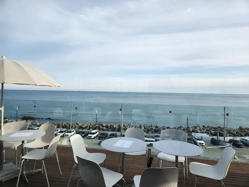 MAKE SEA COFFEE 야외 좌석에서 바라본 바다
