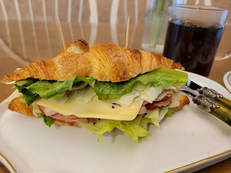 크루아상 샌드위치의 단면