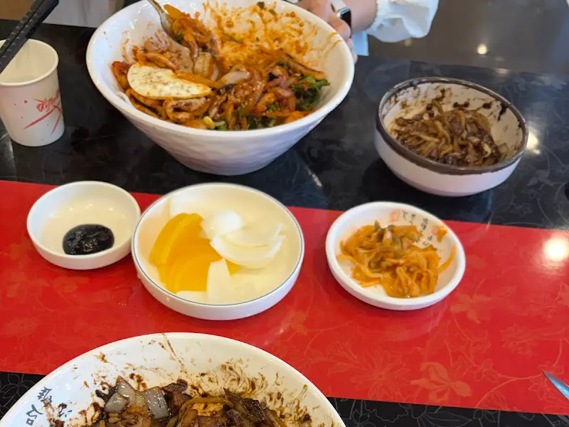 간짜장과 잡채밥이 테이블 위에 놓여 있는 모습