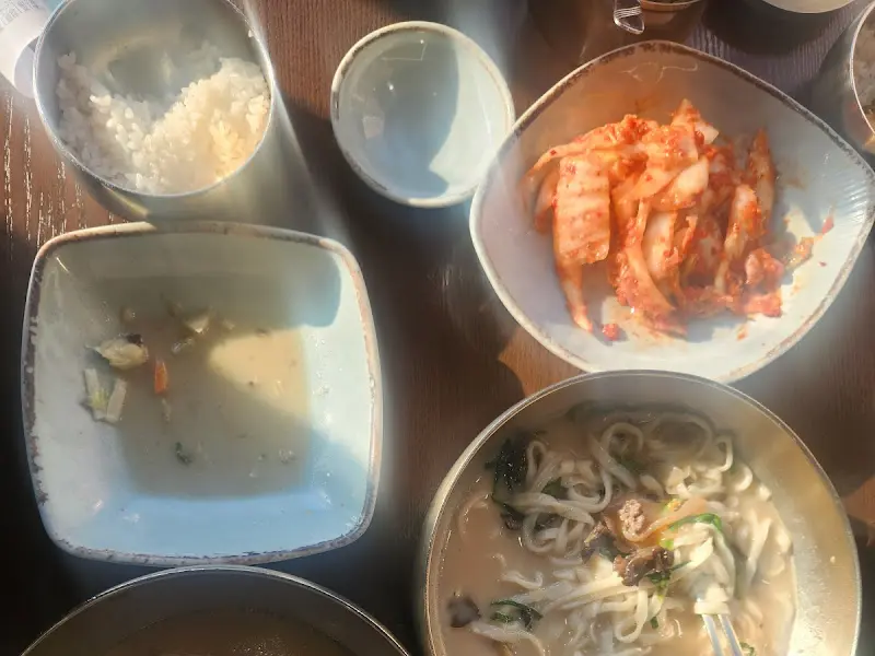 칼국수와 김치, 만두, 밥 한 상