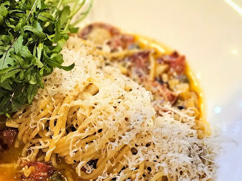 신선한 채소와 치즈가 듬뿍 올려진 파스타