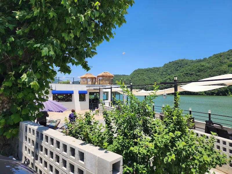 카페 외부 테라스에서 바라본 풍경