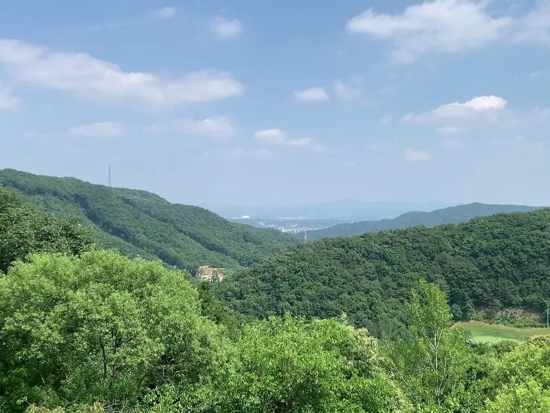 산으로 둘러싸인 이월서가의 풍경