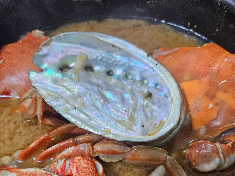 해물뚝배기 속 큼지막한 전복