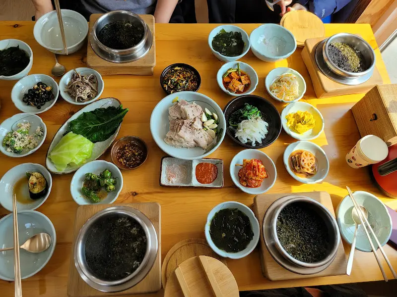 돌솥밥과 반찬들