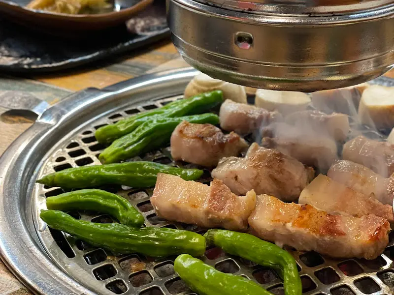 숯불 위에서 익어가는 고기와 꽈리고추