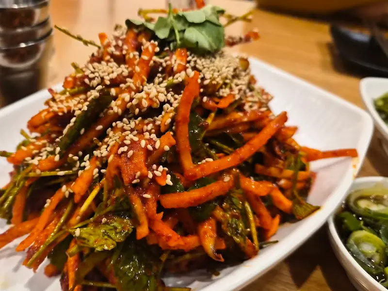 무침회 한 젓가락 크게 들어올린 모습