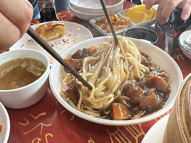 젓가락으로 산둥 짜장면을 들어올리는 모습