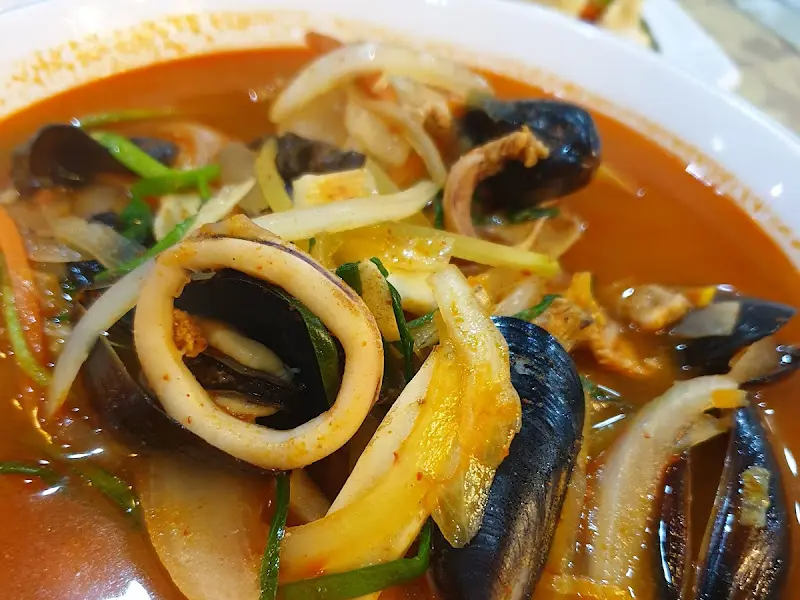 해산물이 푸짐하게 들어간 짬뽕의 모습