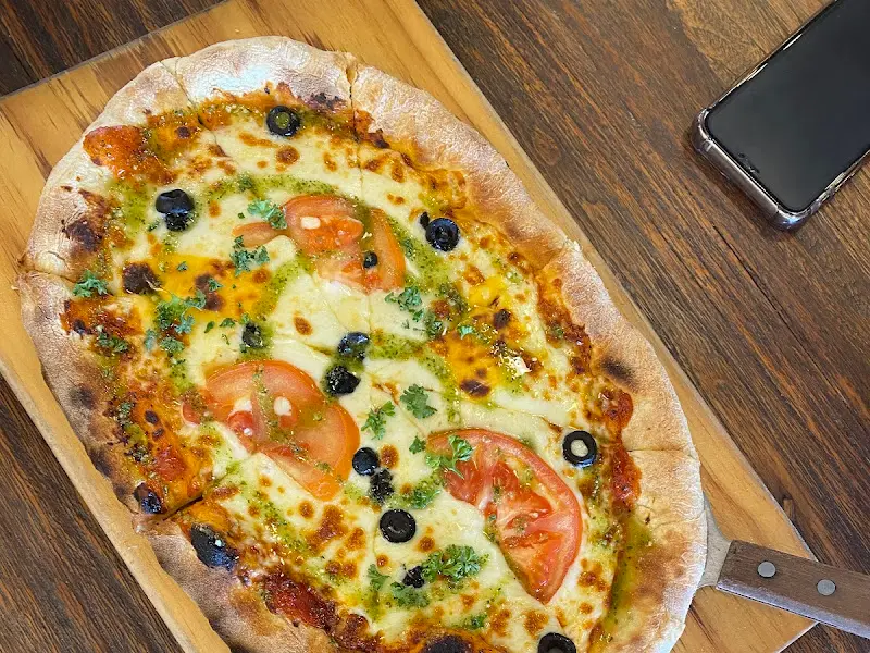 올리브와 토마토가 토핑된 피자