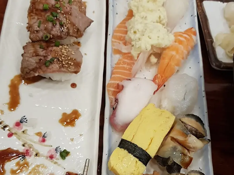 스테이크 초밥과 모듬 초밥