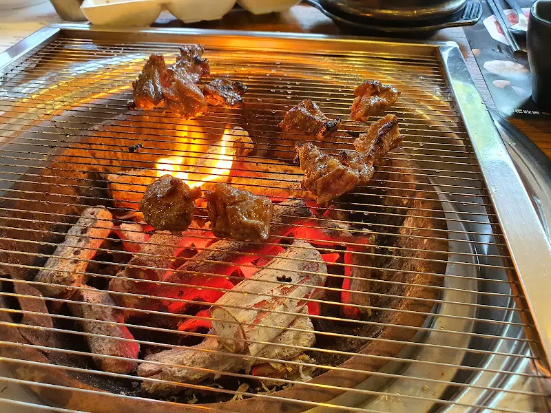 숯불 위에서 익어가는 소갈비