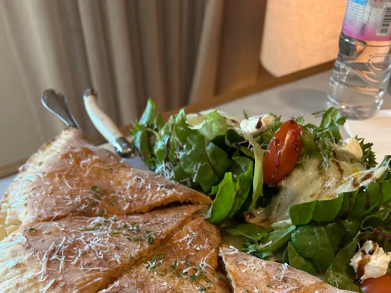 깔조네와 샐러드의 조화, 신선한 채소가 입맛을 돋운다.