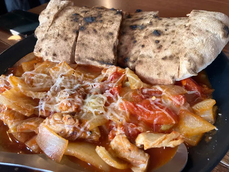 다양한 토핑이 올라간 화덕 피자