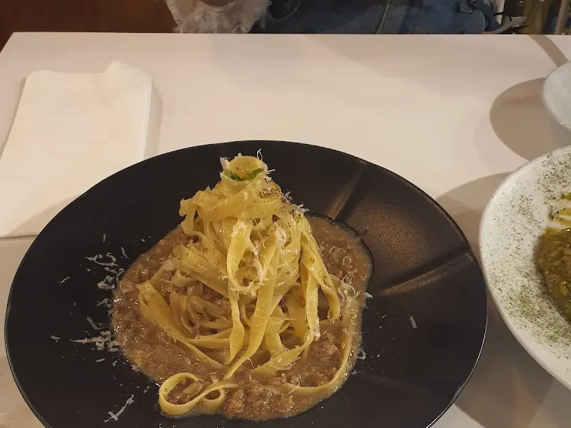 테이블 위에 놓인 파스타 요리