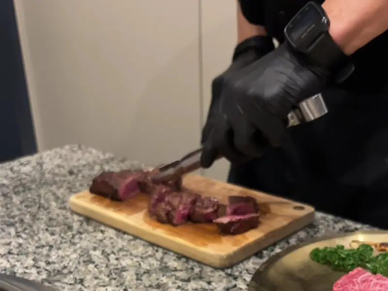 전문가의 손길로 구워지는 고기