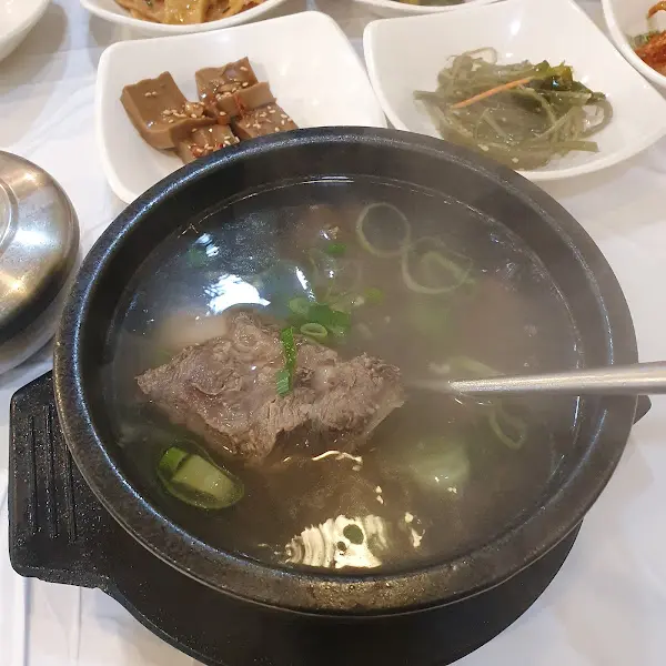 뜨끈한 갈비탕 한 그릇