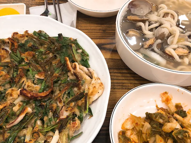 바지락 칼국수와 오징어 파전의 환상적인 만남