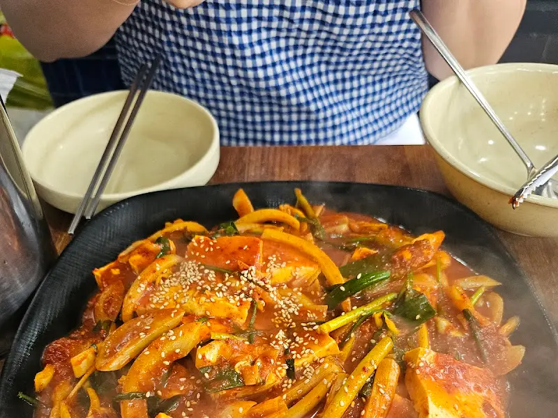 두부두루치기 먹는 모습