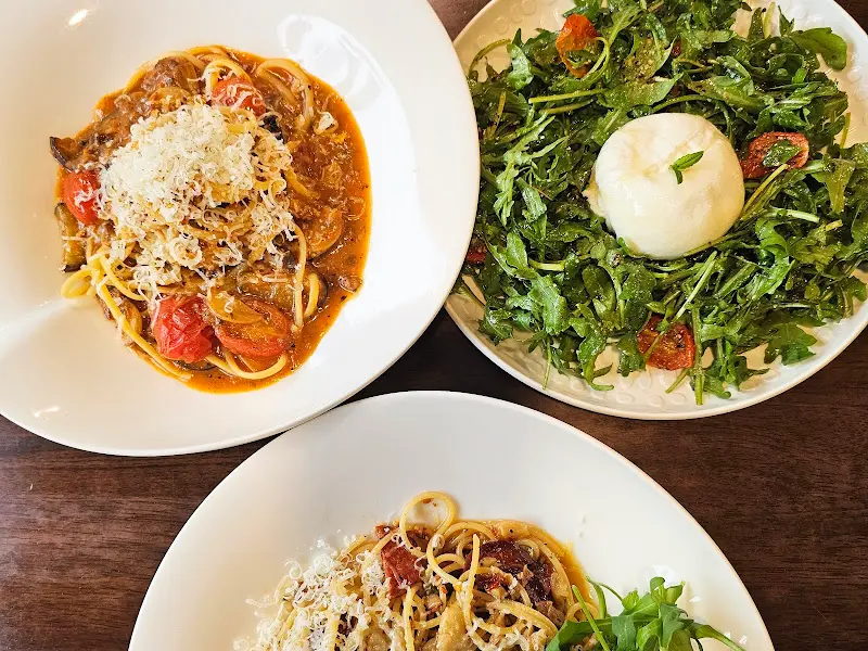 테이블 위에 놓인 세 가지 요리