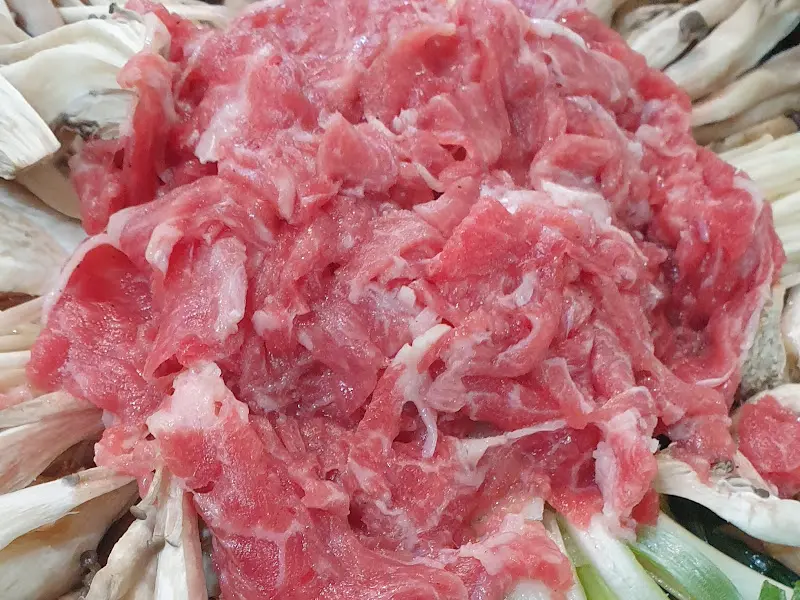 버섯과 함께 제공되는 불고기