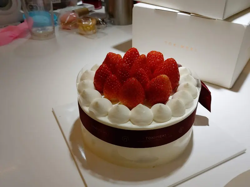 싱싱한 딸기가 가득 올려진 딸기 생크림 케이크