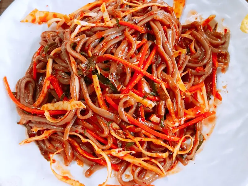 매콤한 도토리비빔국수