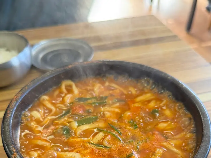 매운 어탕칼국수의 모습. 면발이 쫄깃해 보이며, 국물은 얼큰해 보인다.